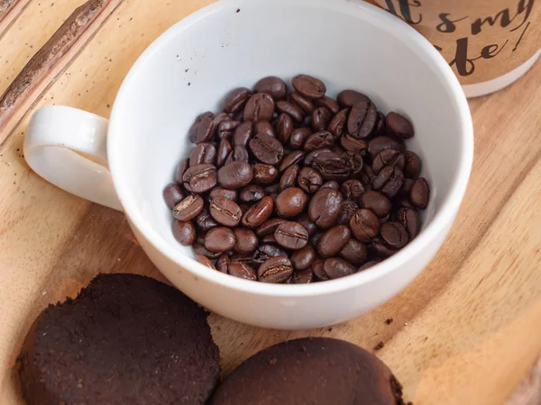 Close-up disparó a un grupo de granos de café tostado en la taza blanca ag — Foto de Stock