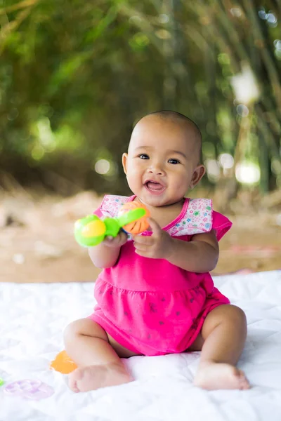 Bonito pouco ásia bebê sentado e jogar com felicidade — Fotografia de Stock