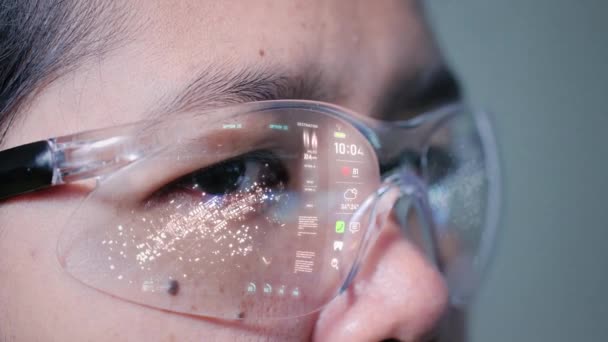 Nahaufnahme Frau Trägt Intelligente Brille Mit Einer Digitalen Virtuellen Technologie — Stockvideo