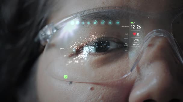 特写镜头女配戴智能眼镜 具有数字虚拟技术用户界面 Gps导航路径路径点分析 选择聚焦浅水区深度 — 图库视频影像