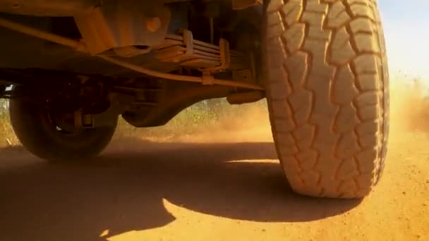四轮越野车后轮动力传动系统在尘土飞扬中运行 — 图库视频影像