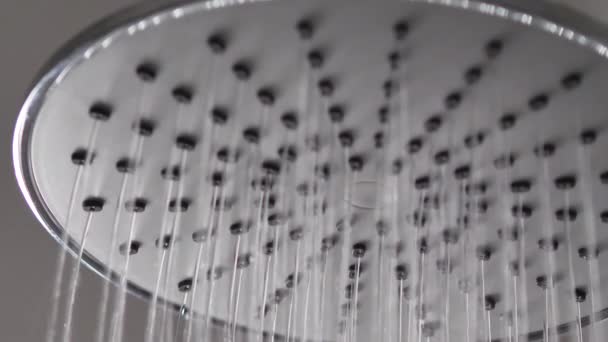 Pérdida Agua Tiro Cerca Ducha Lluvia Con Grano Oscuro Procesado — Vídeo de stock