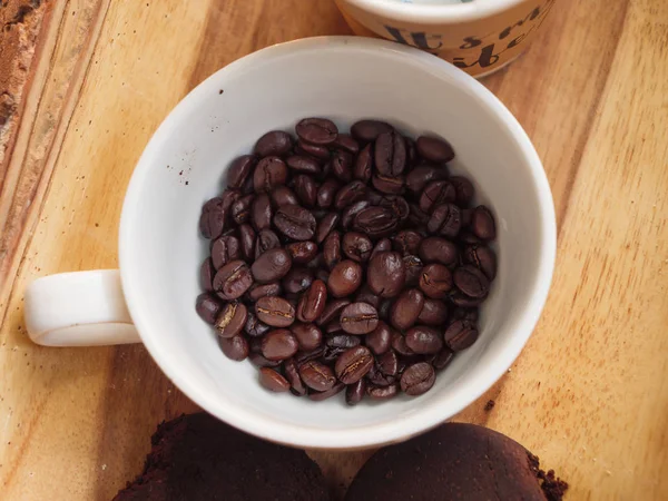 Close-up disparó a un grupo de granos de café tostado en la taza blanca ag — Foto de Stock