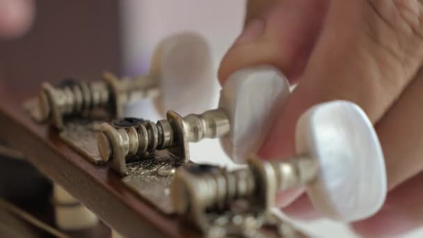 Крупным Планом Руки Человека Вращающийся Тюнер Ручка Акустической Классической Гитары — стоковое видео