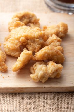 Odun kesme domuz sıcak ve baharatlı Kore barbekü kızarmış tavuk