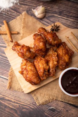 Odun kesme domuz sıcak ve baharatlı Kore barbekü kızarmış tavuk