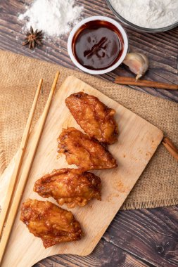 Odun kesme domuz sıcak ve baharatlı Kore barbekü kızarmış tavuk