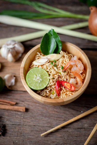 Yakın çekim limon karides biber sıcak ve s ile Instant noodles