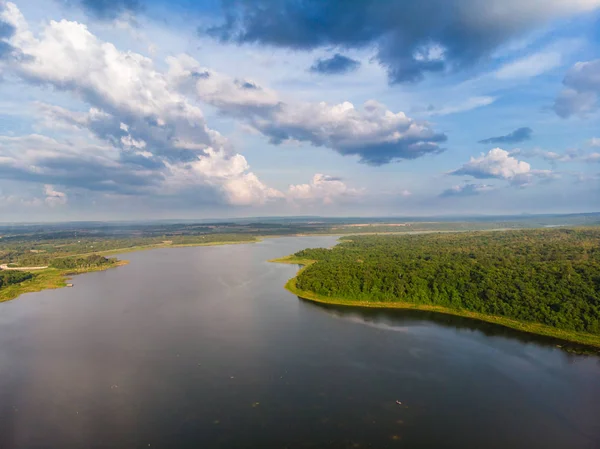 Беспилотник снимок воздушного пейзажа живописный пейзаж большой реки со свежим g — стоковое фото