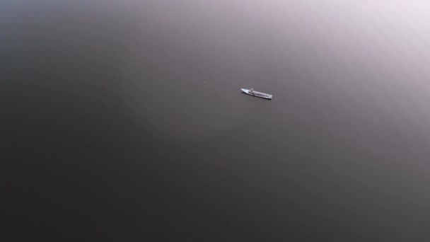 4K无人机与渔民 渔船一起拍摄了农村水库大坝景观 — 图库视频影像