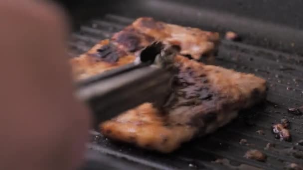 Close Shot Koken Grill Varkensvlees Hete Pan Selecteert Focus Ondiepe — Stockvideo