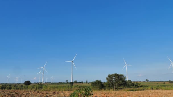 Paisaje Escénico Turbina Eólica Para Energía Eléctrica Frente Naturaleza Granja — Vídeo de stock