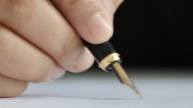 Kağıda yazmak için kalemi kullanan kadının yakın çekim eli