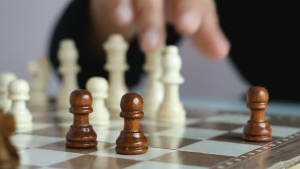 Gros plan main de la femme jouant l'échiquier métaphore compétition d'affaires pour gagner et perdre sélectionner focus faible profondeur de champ 