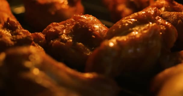 가까이서 입방체 바베큐 치킨을 오븐에 — 비디오