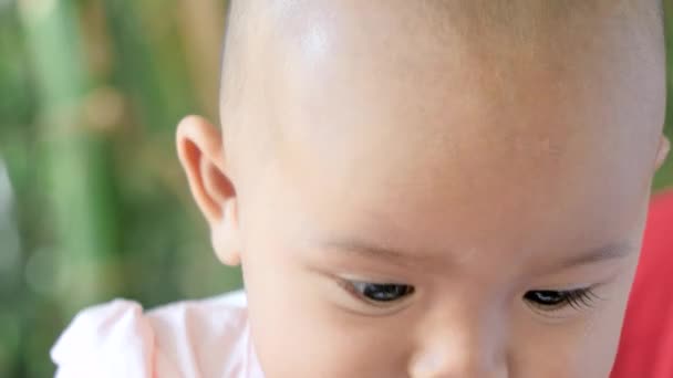 Söt Liten Asiatisk Baby Sitter Och Leker Med Lycka — Stockvideo