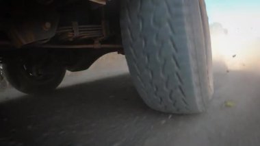 4 tekerlek off-road motorlu arka tekerlek güç treni toprak ve toz toprak üzerinde giden hafif kamyon