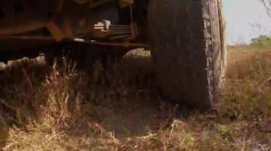 4 tekerlek off-road motorlu arka tekerlek güç treni toprak ve toz toprak üzerinde giden hafif kamyon