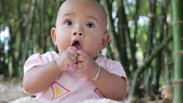 Schattig Klein Aziatisch Baby Zitten Spelen Met Geluk — Stockvideo