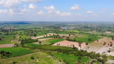 Drone kırsal tarım çiftliğinin doğal manzara havadan görünümü vurdu