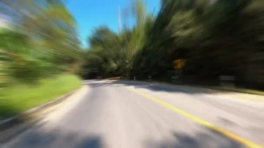 Kırsal yolda hızlı yolculuk. Kırsal alanda hızlı hareket. Tahta ve orman hareket bulanıklığı etkisi yaratıyor.
