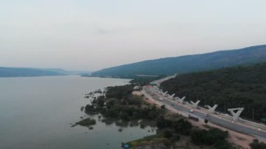 Drone inşaat altında otoyol ekspres yolu bilançosu neredeyse doğal büyük nehir ve dağ havadan görünümü vurdu