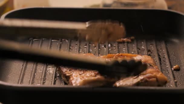 Sıcak Tavada Yakın Çekim Pişirme Izgara Domuz Bifteği Seçtiğiniz Odak — Stok video