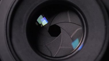 Sabit lenslerin diyafram perdeleri açılıp kapanıyor. Bir fotoğraf makinesinin yakın çekim ayarları.