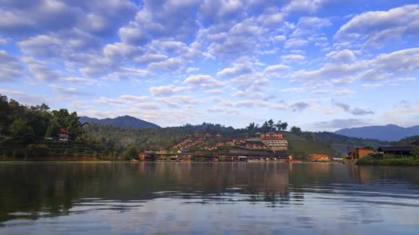 お茶の庭の山の雲と空 冬の朝の周囲の光と丘の上に中国の伝統的なスタイルの村の時間の経過撮影風光明媚な風景 池Foregrou — ストック動画