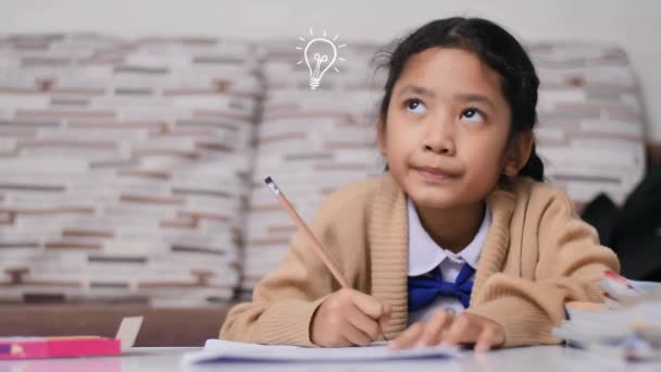小さなアジアの女の子は火花のアイデア電球のアニメーションと宿題をやって 化学式の解決策 学生幼稚園の制服でタイの女の子 家庭での学習と教育 — ストック動画