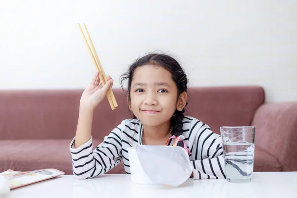 Маленькая Азиатская Девочка Сидит Белым Столом Лапшу Улыбаться Счастьем Выберите — стоковое фото
