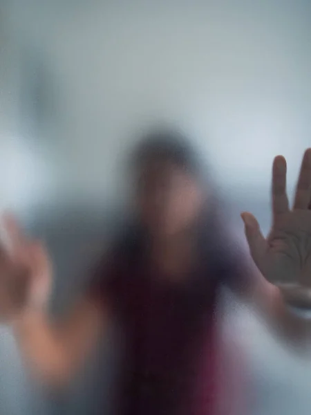 曇ったガラスのメタファーパニックと否定的な暗い感情の後ろにぼやけた女性の手 — ストック写真