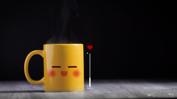 Gelber Becher Enthält Den Heißen Kaffee Mit Niedlichem Lächeln Gesicht — Stockvideo