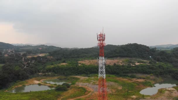 Drone Shot Letecký Pohled Scénická Krajina Komunikační Věže Přírodou Zemědělství — Stock video