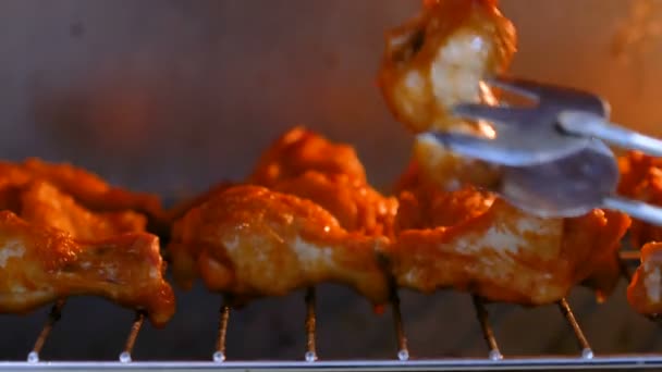 Tutup Tembakan Memanggang Ayam Bbq Dalam Oven Panas — Stok Video