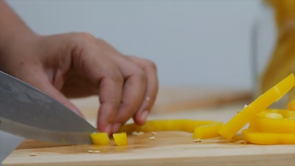 Close Tiro Mãos Mulher Usando Fatia Faca Cozinha Cortar Vegetal — Vídeo de Stock