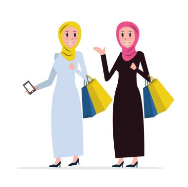 İki Arap kadın ile çanta alışveriş dışarı geliyor.
