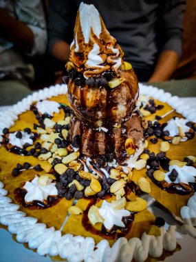 Kremalı ve çikolatalı dondurmalı bir pasta..