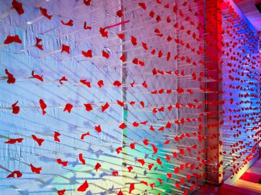 Sevgililer Günü için Kırmızı Çiçekli Mavi Işık Efekti Arkaplanı.