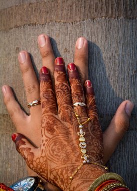 Nişan Yüzükleriyle Bir Erkek ve Bir Kadının Elleri.