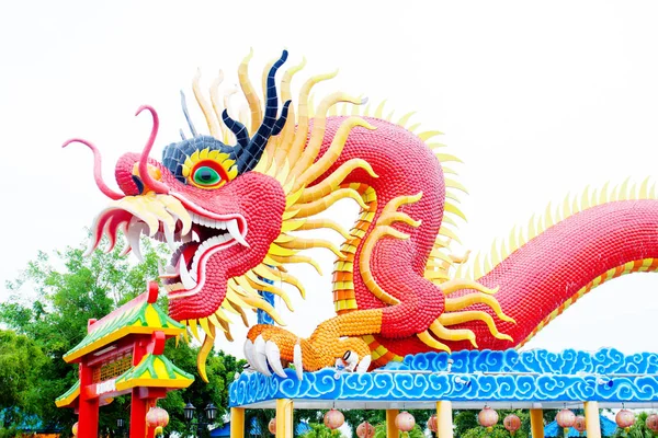 Röda gyllene kinesiska Draken statyn i Asien. — Stockfoto
