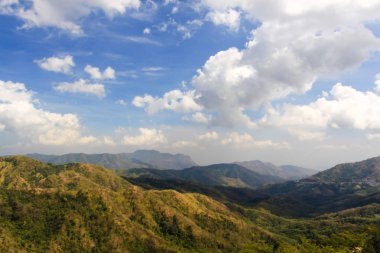 Petchaboon Tayland güzel Dağ ve mavi gökyüzü