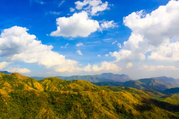Petaboon Tailandia hermosa montaña y cielo azul — Foto de Stock
