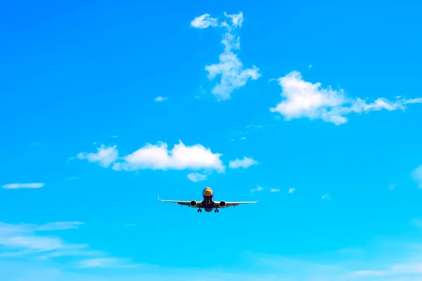 Airplane Landing at Phuket International airport in sunny day — Stock Photo, Image