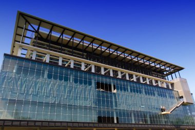 Şehrin modern mimari binası