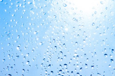 Mavi su damlaları. Su damlası arka planı. Cama su damlaları