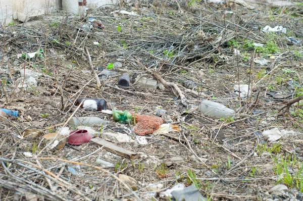 Ormandaki çöplük. Doğadaki plastik ve diğer ambalaj malzemeleriyle çöp kirliliği. Ekolojik kavram.