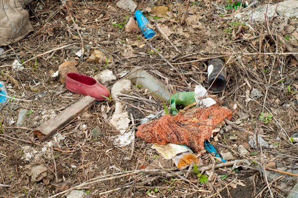 Ormandaki çöplük. Doğadaki plastik ve diğer ambalaj malzemeleriyle çöp kirliliği. Ekolojik kavram.