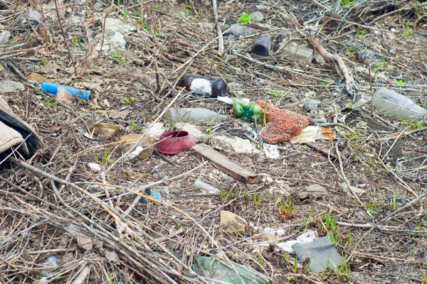 Składowisko Lesie Zanieczyszczenia Śmieci Plastikiem Innymi Materiałami Opakowaniowymi Przyrodzie Koncepcja — Zdjęcie stockowe