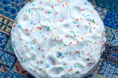 Pastalar için serpiliyor, yakın plan kremalı pasta üzerinde..